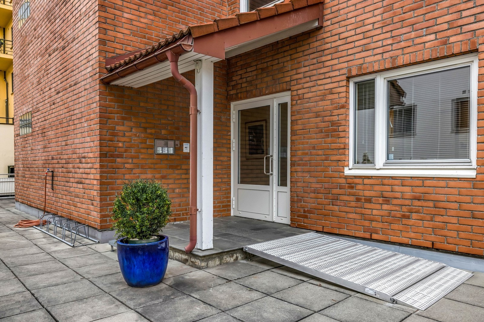 Inngangsparti med callinganlegg. Galleribilde