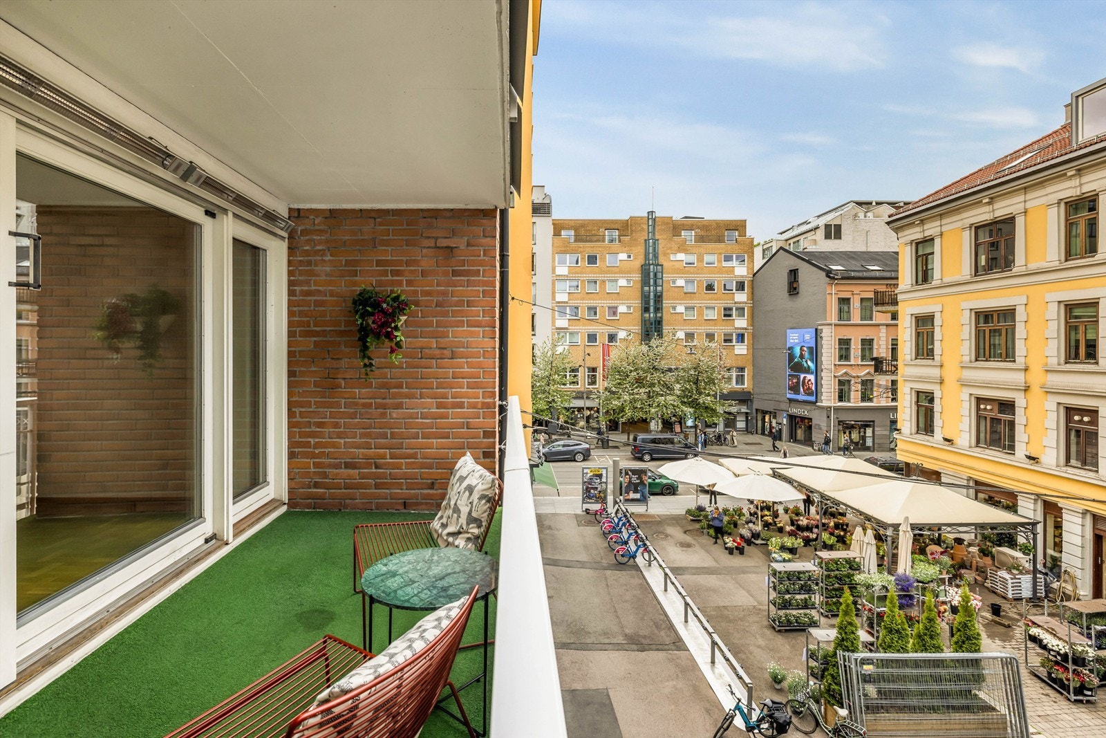 Balkong belagt av betongdekke, rekkverk er av metall og rekkverkshøyden er målt til 90 cm. Galleribilde