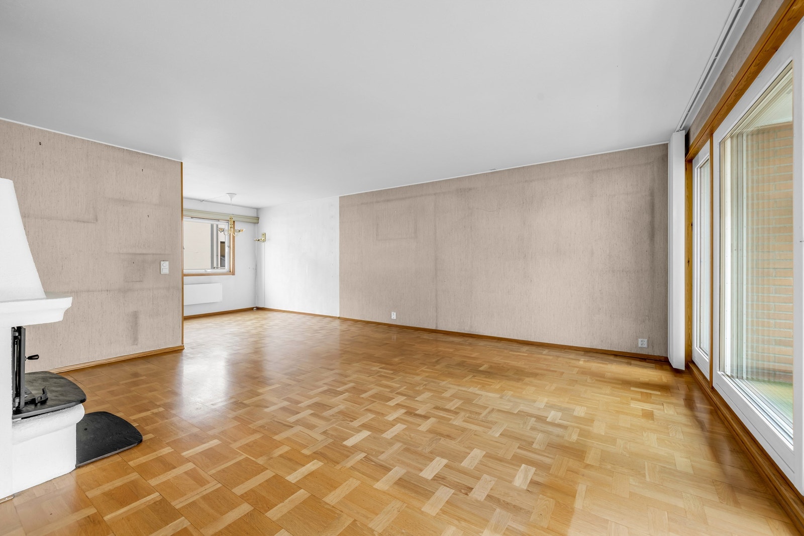 Gjennomgående lysinnslipp og stor vindusflater bidrar til mye naturlig lys til rommet. Galleribilde