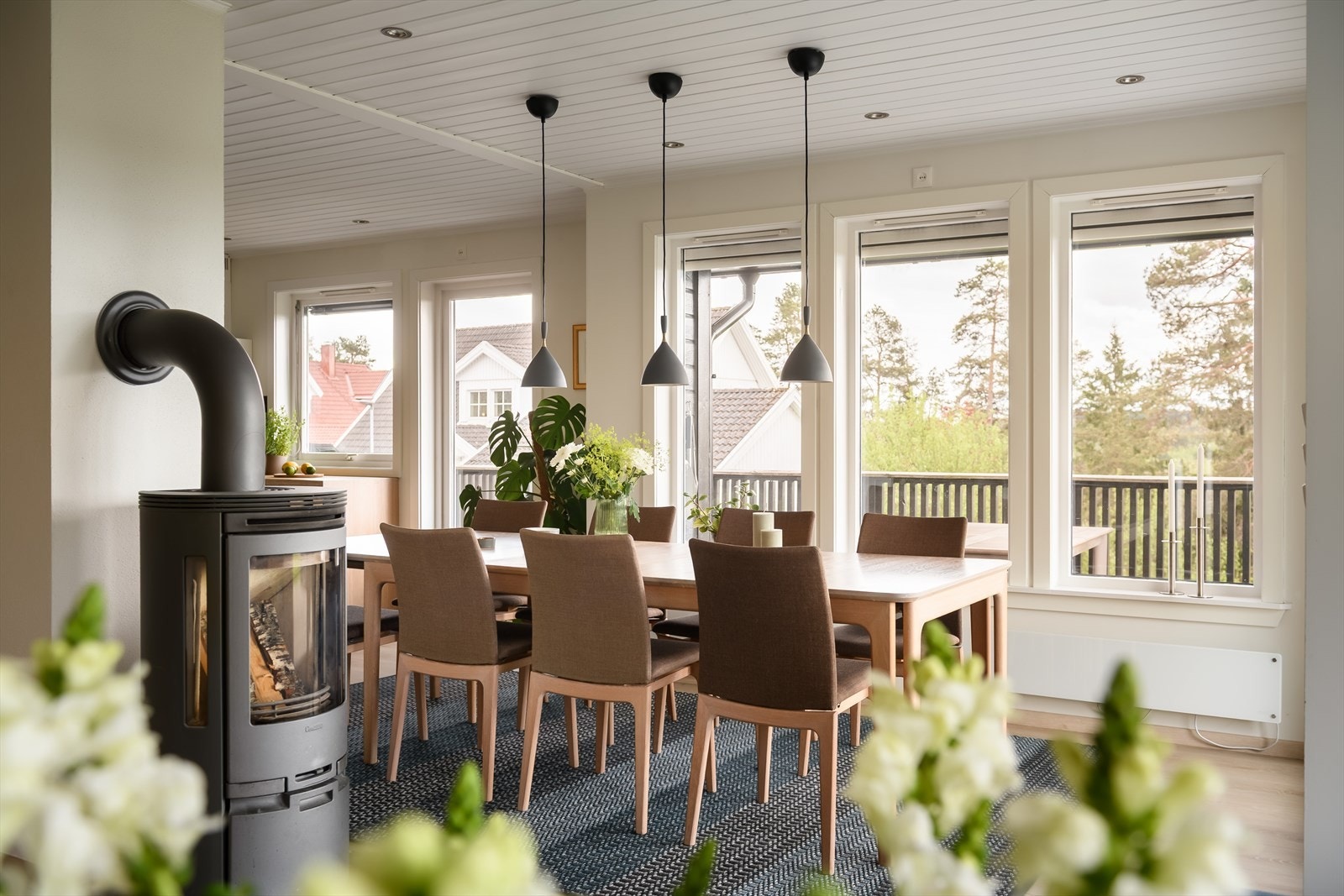 Store og mange vinduer gir godt med naturlig lys og en god romfølelse Galleribilde