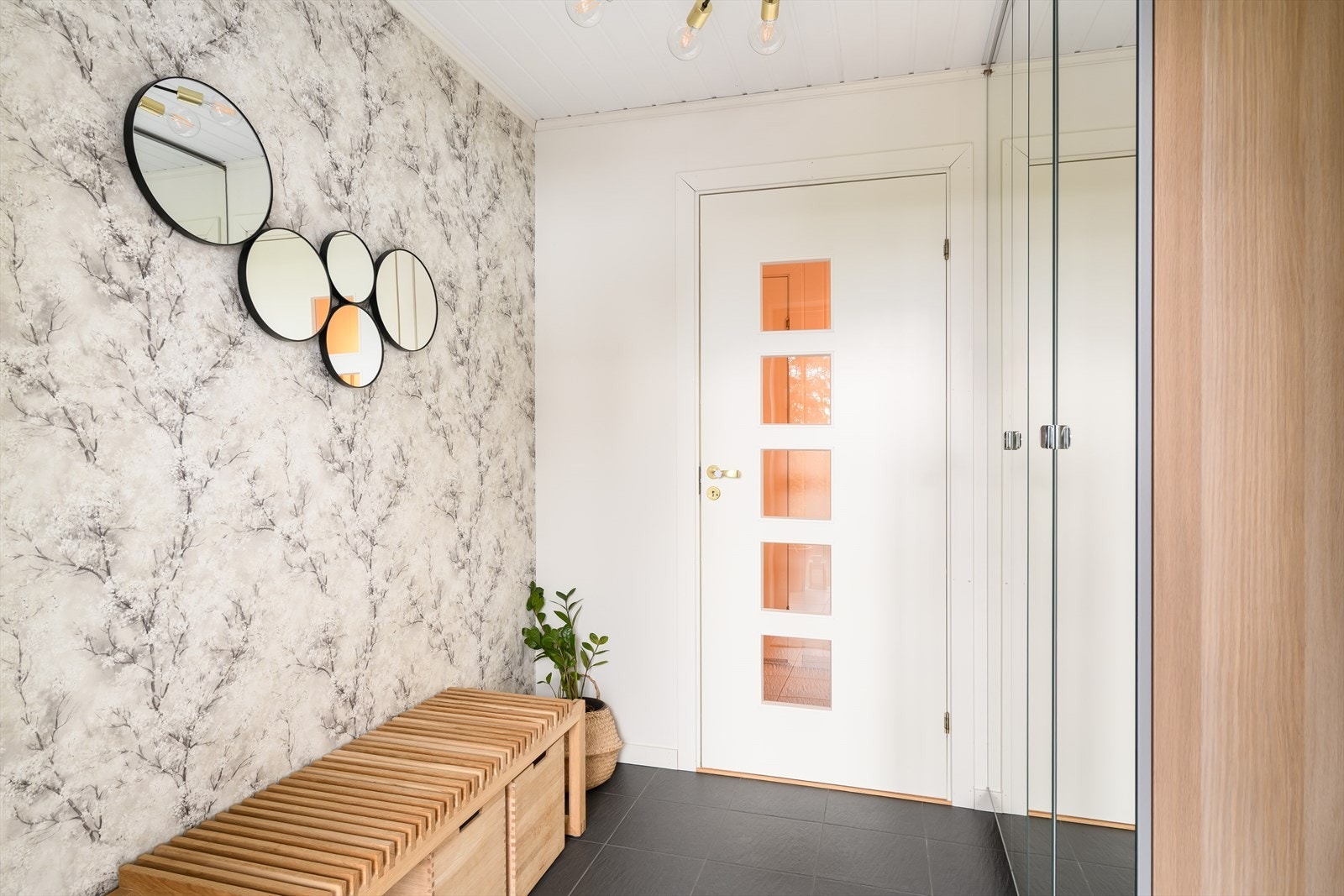Hyggelig entré hvor det er godt med garderobeplass Galleribilde