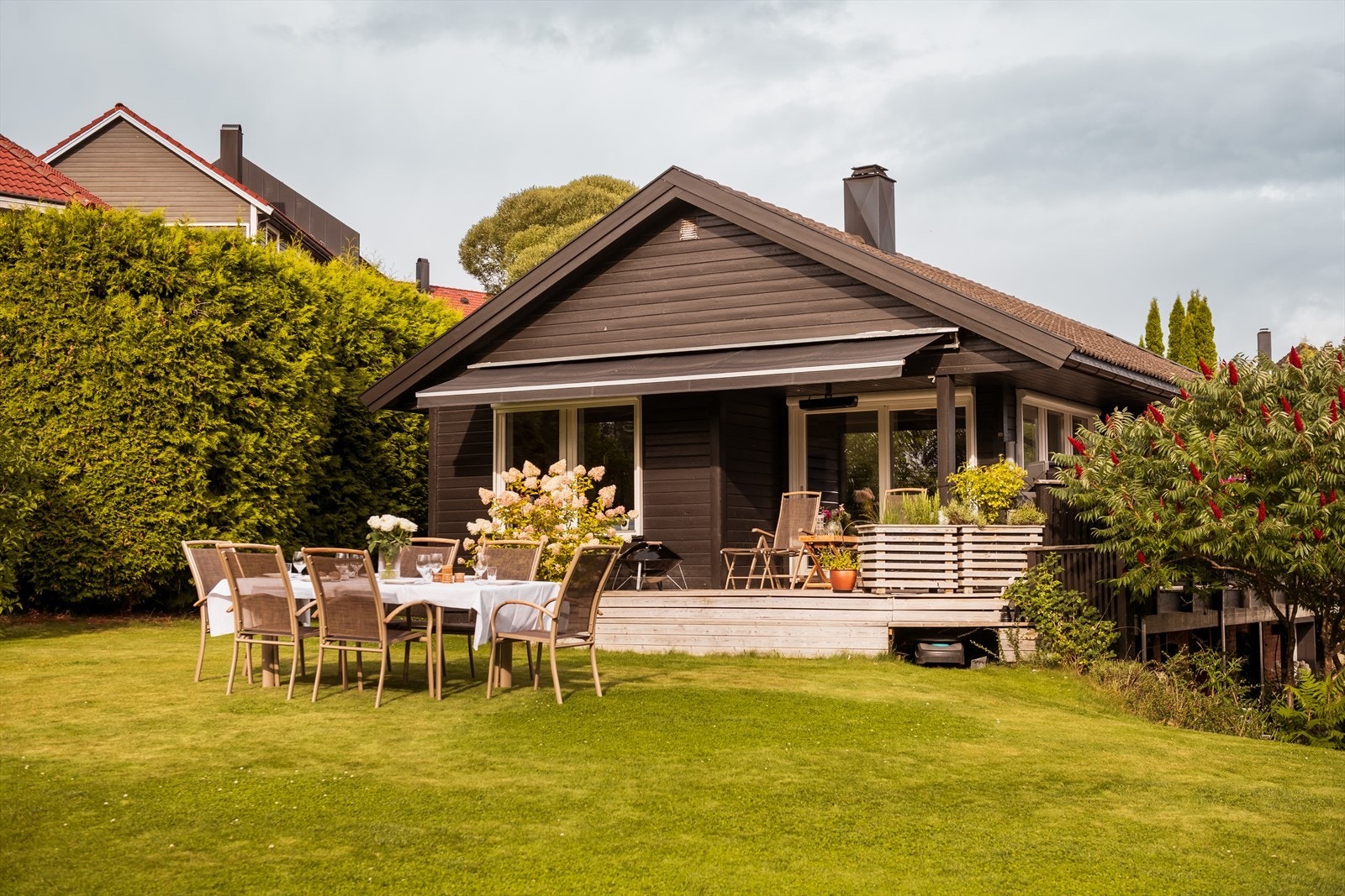 Hagen er svært frodig. Gardena robotgressklipper som er tilknyttet HUB og kan styres via app medfølger handelen Galleribilde