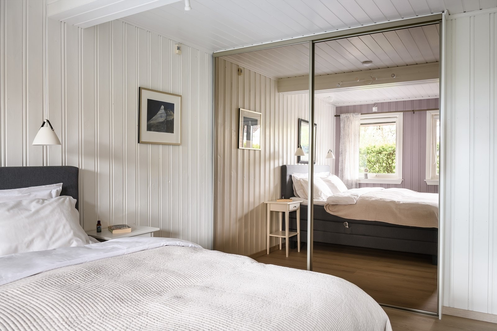 Skyvedørsgarderobe på hovedsoverom Galleribilde