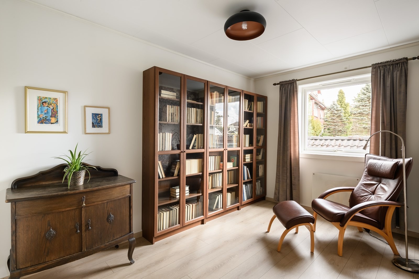 Soverom 2 i 1. etasje. Brukes i dag som bibliotek Galleribilde