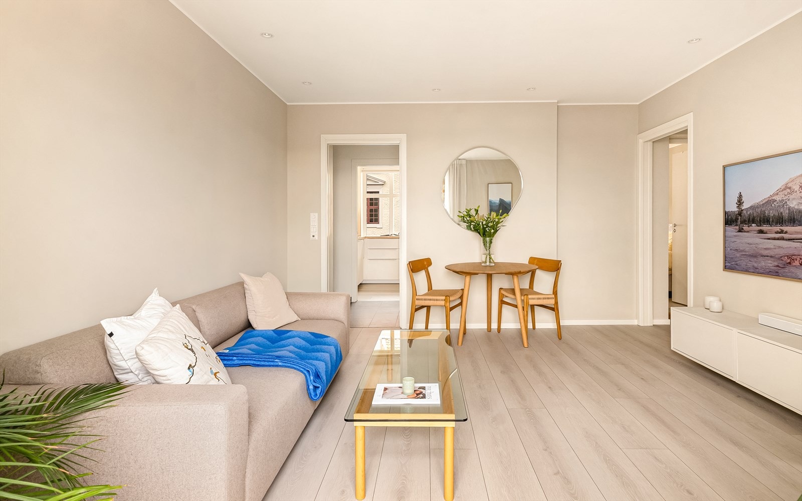 - Stuen har plass til både sofa- og en mindre spisegruppe om ønskelig - Galleribilde