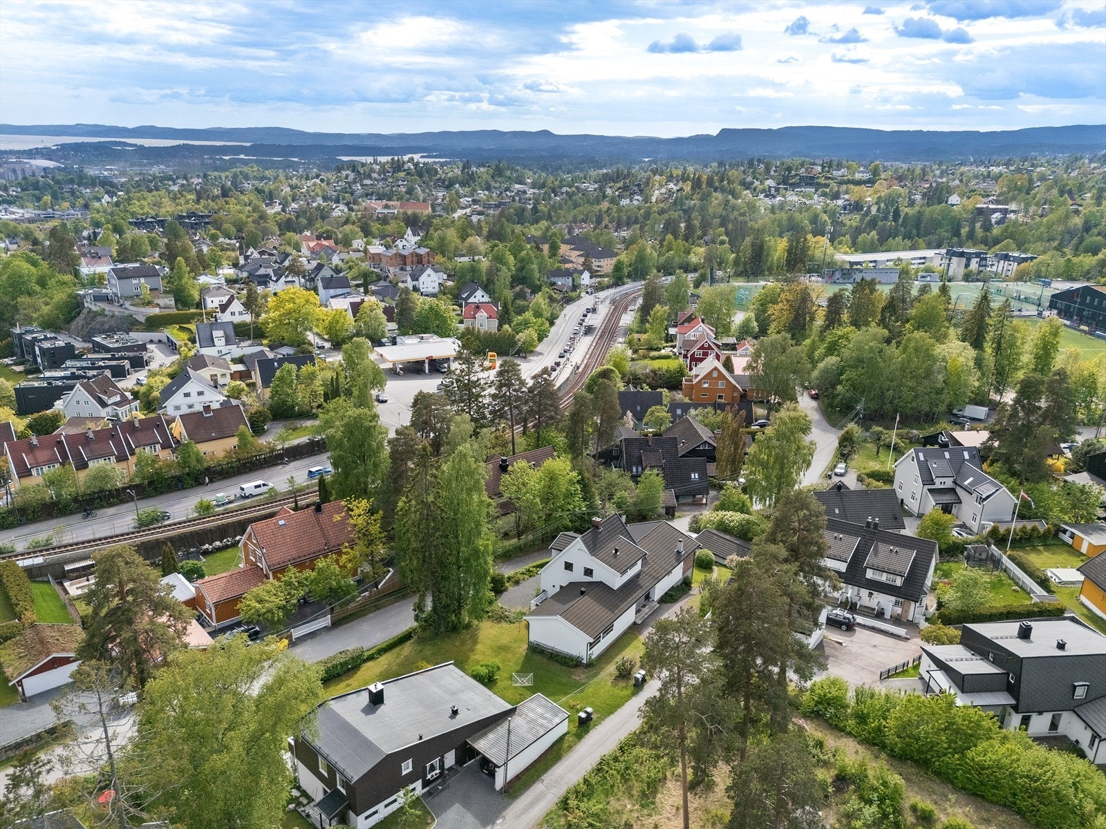 Ullern idrettsanlegg i umiddelbar nærhet, samt skole, barnehage og off. komm Galleribilde