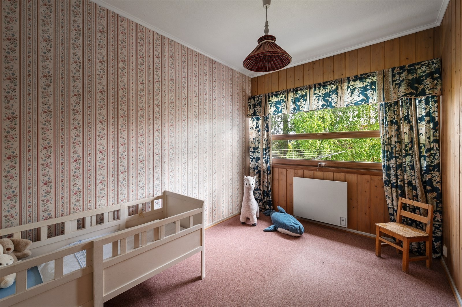 Store vindusflater slipper inn rikelig med naturlig lys Galleribilde