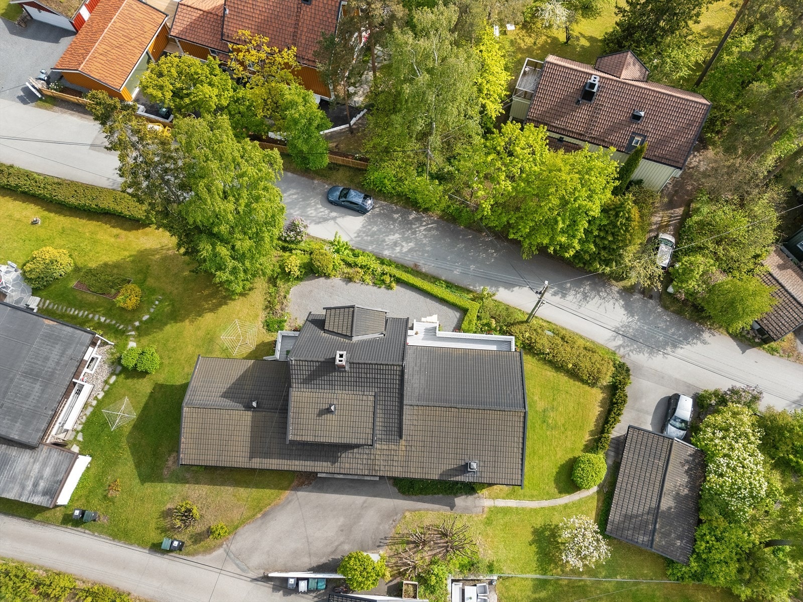 Oversiktsbilde med garasjen til høyre i bilde og tomten rundt boligen. Galleribilde