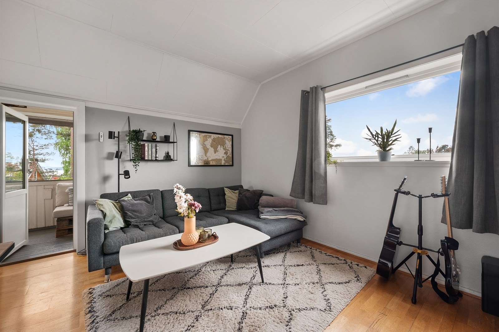 I stuen er det plass til sofagruppe med tilhørende møblement Galleribilde
