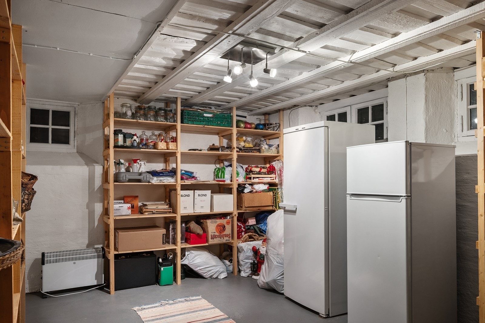 Romslig bod med god plass til oppbevaring Galleribilde