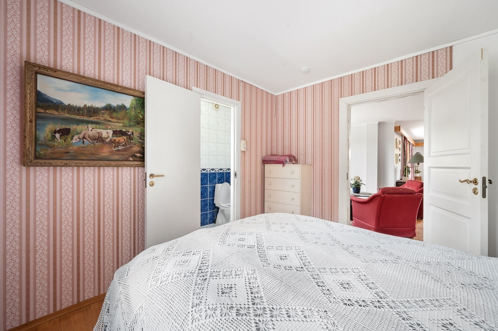 Soverom med adkomst fra stuen. Det er direkte adkomst til bad fra rommet Galleribilde