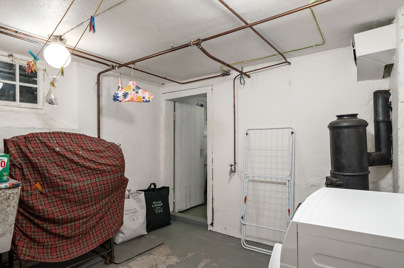 Vaskekjeller med utslagskar og opplegg til vaskemaskin Galleribilde
