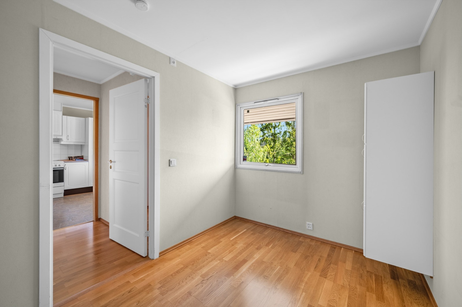 Soverom 1 har inngang fra mellomgangen og vindu mot baksiden av bygget Galleribilde