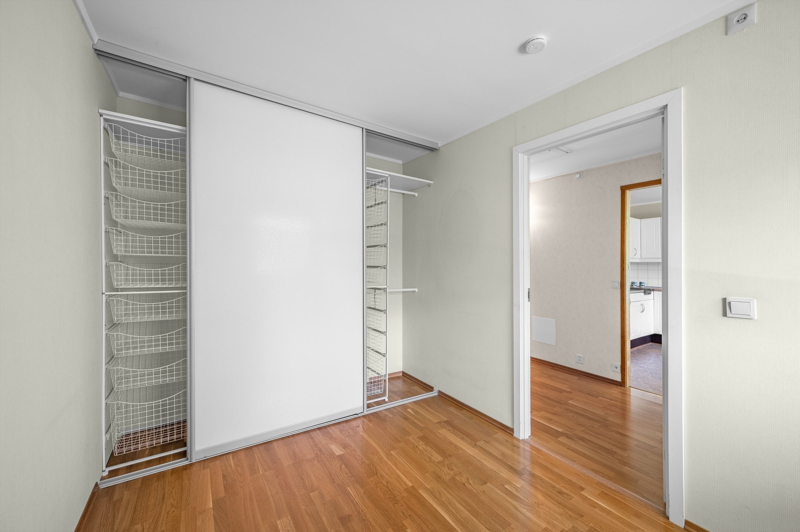 Soverom 1 har skyvedørsgarderobe med god lagringsplass Galleribilde