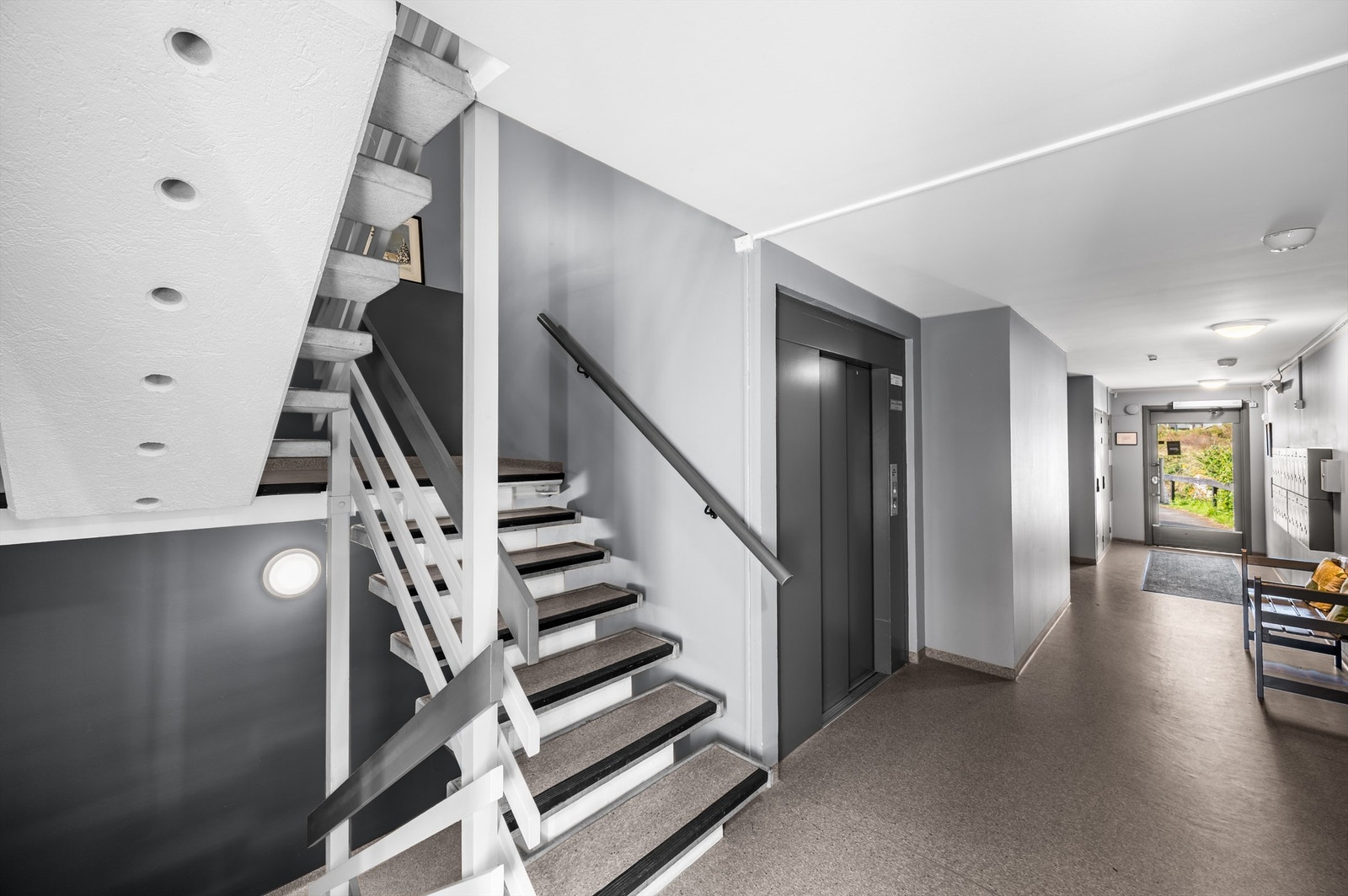 Heisadkomst i borettslaget opp i 2.etg og ned i garasjeanlegg Galleribilde