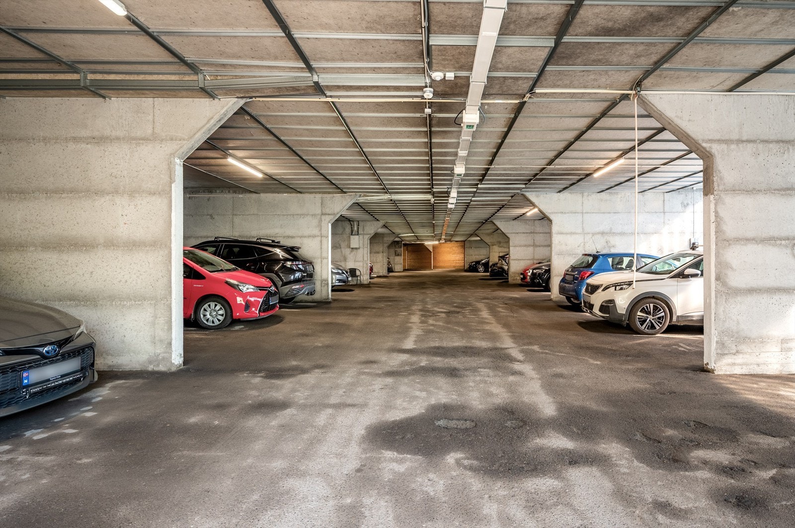 Leiligheten disponerer en garasjeplass i felles garasjeanlegg med heisadkomst fra langblokken i borettslaget. Det er også gjesteparkeringsplass tilgjengelig Galleribilde
