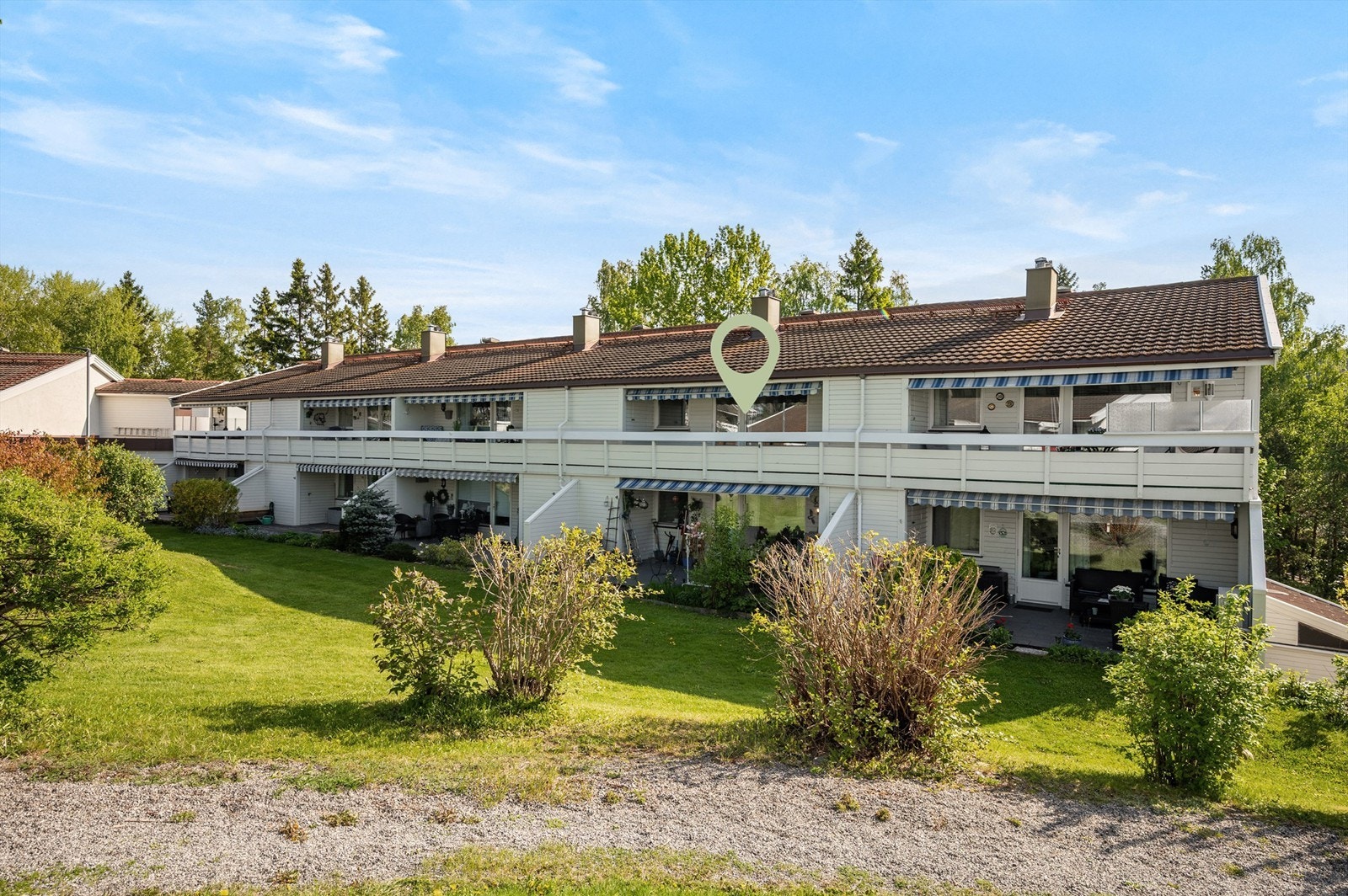 Velkommen til Tonefaret 28! En lys og fin leilighet i 2.etg med balkong og trappefri adkomst for deg over 50 år - fotograf: Oh Shots Galleribilde