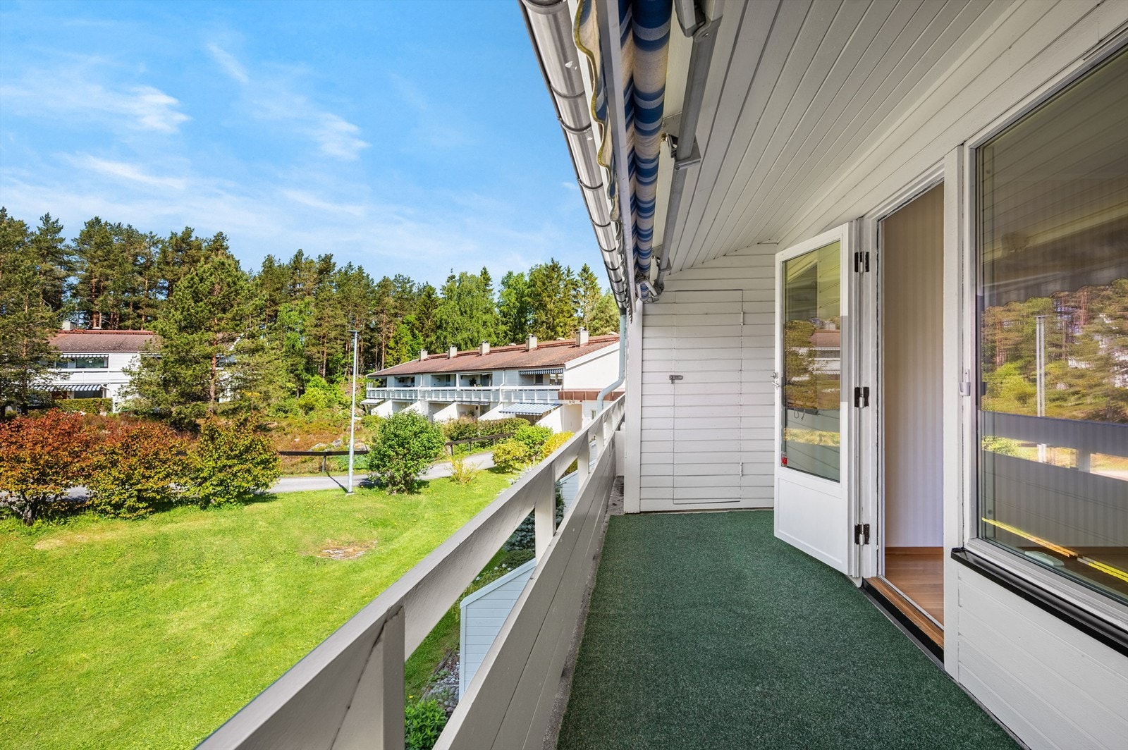 Utgang fra stuen til solrik balkong med en praktisk utvendig bod på ca 2 kvm Galleribilde