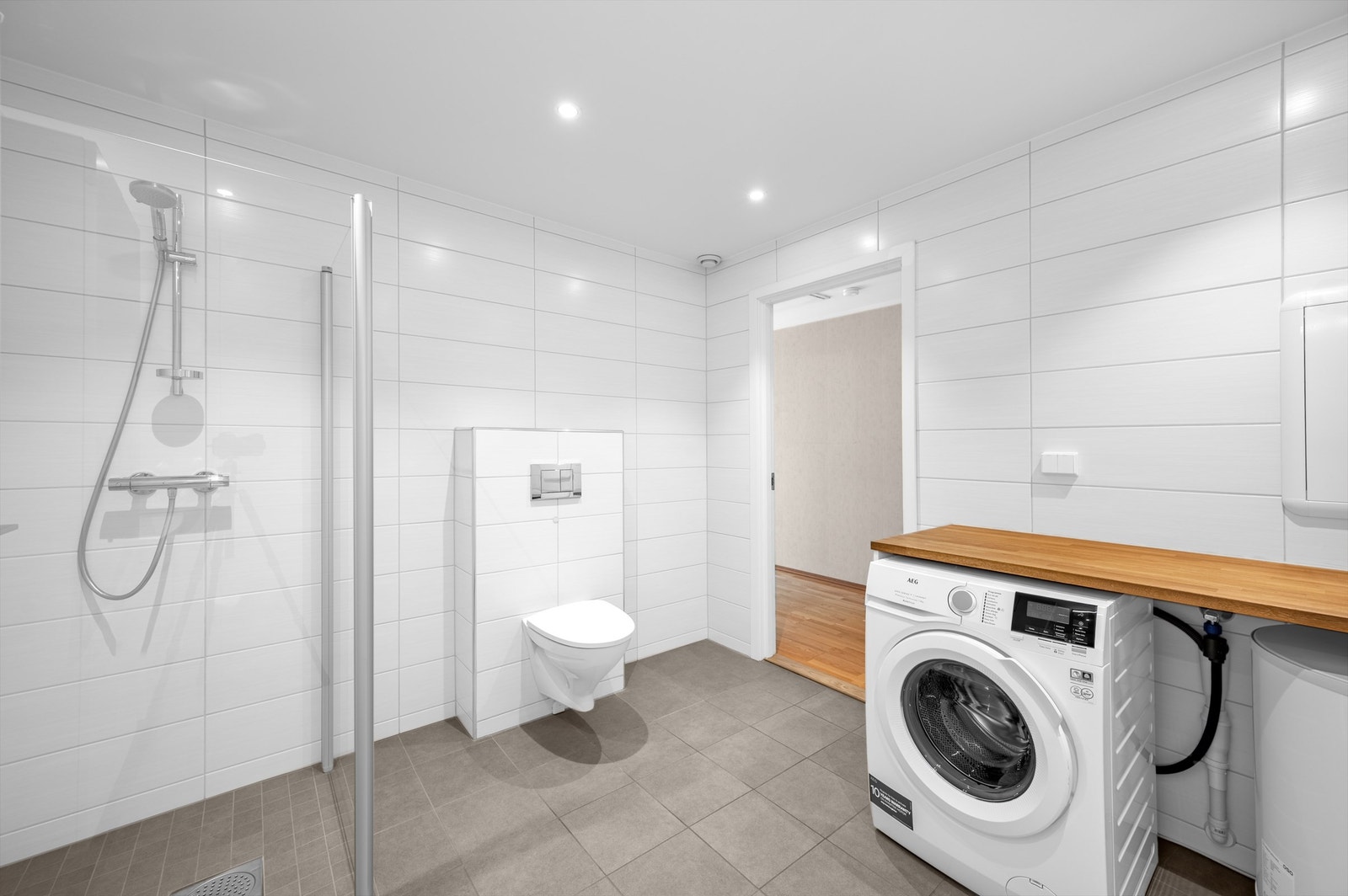 Pent bad fra 2015/16. Badet har gulvvarme og innfelte downlights i himling Galleribilde