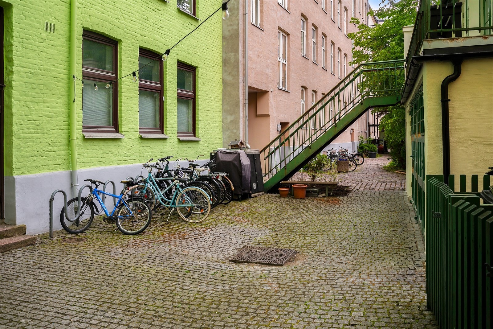 Opparbeidet bakgård med sykkelparkering og videre adkomst til hyggelig gårdsrom. Galleribilde