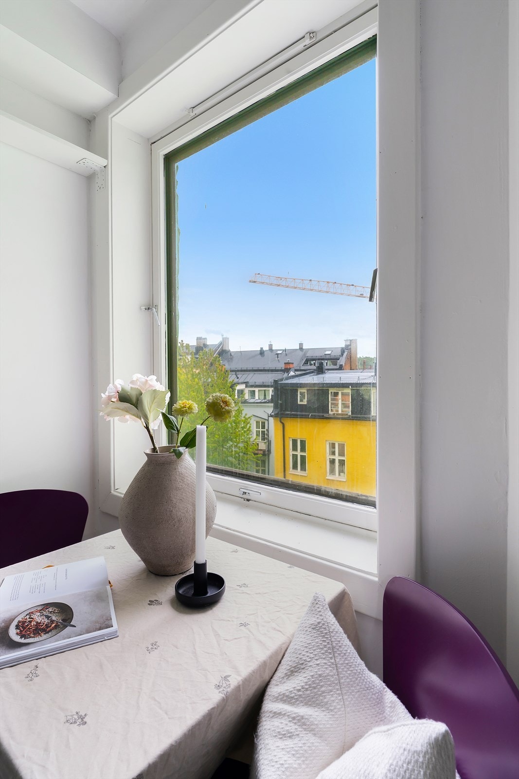 På kjøkkenet har man plass til et spisebord hvor frokosten kan nytes. Galleribilde