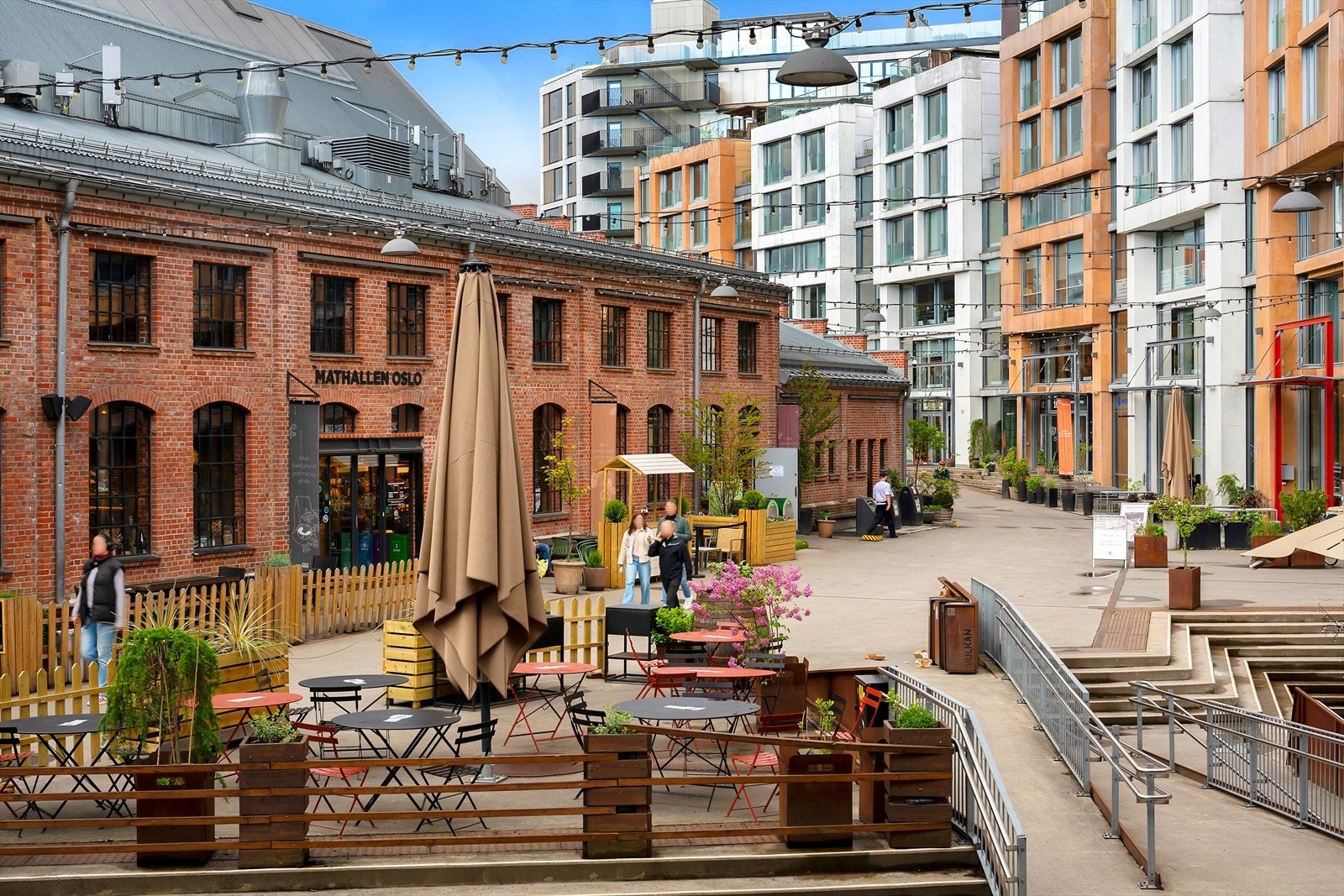 Området byr på et rikt utvalg av hyggelige caféer, restauranter, dagligvarebutikker, treningssentre og servicetilbud. Galleribilde