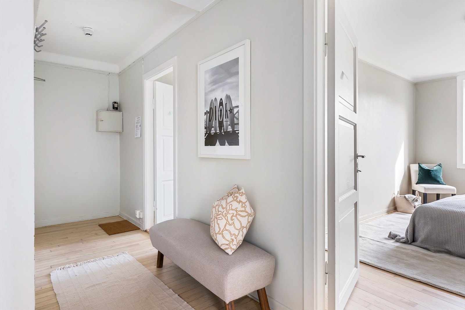 Lys og innbydende entré med plass til oppbevaring av yttertøy og sko. Galleribilde