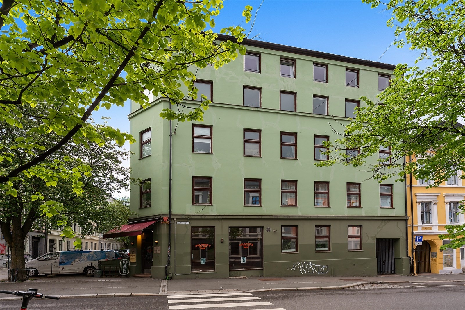 Leiligheten har en attraktiv og sentral beliggenhet i et populært boligområde, med nærhet til alt man trenger i hverdagen. Galleribilde