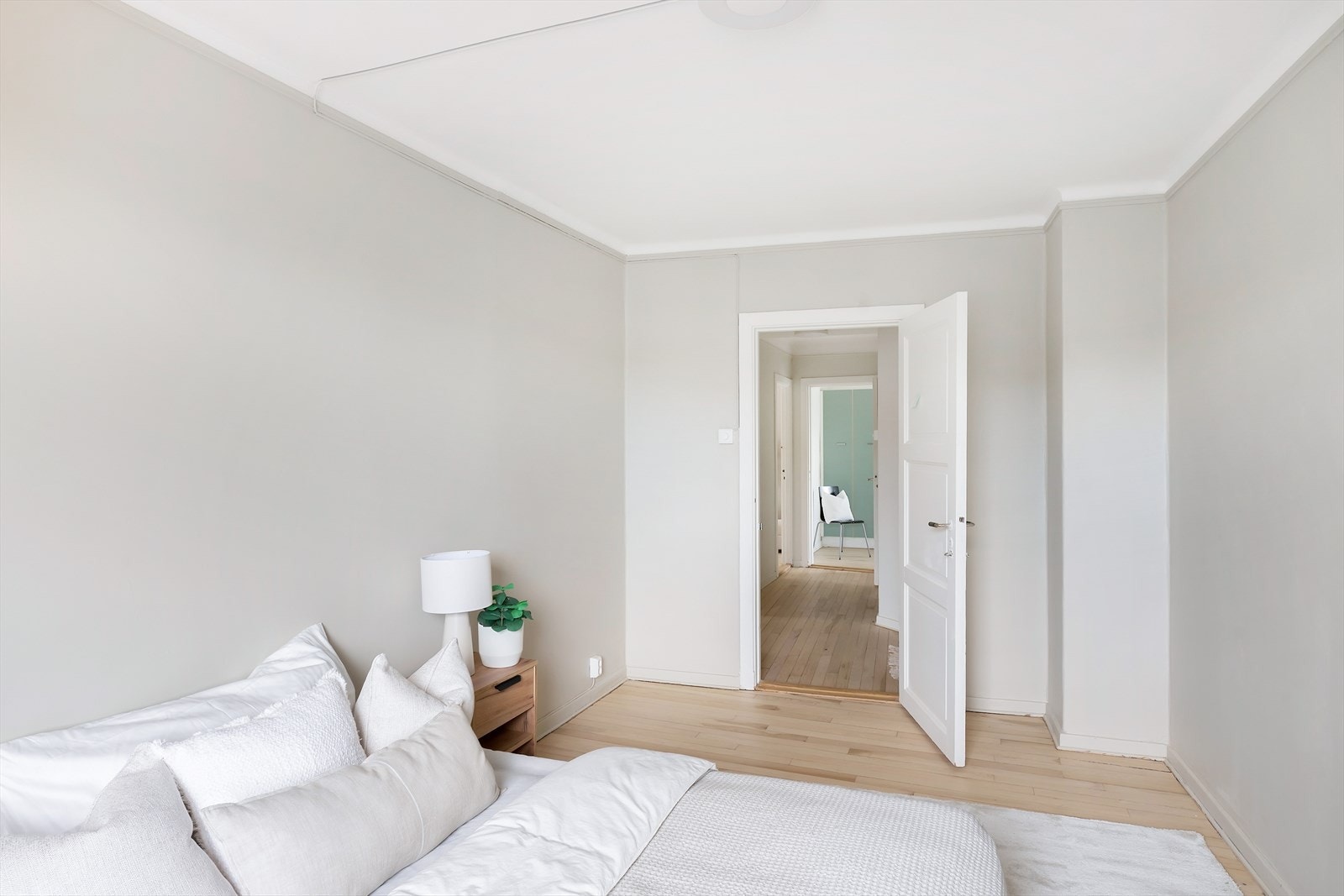 Rikelig med plass til dobbeltseng med tilhørende soveromsmøblement. Galleribilde