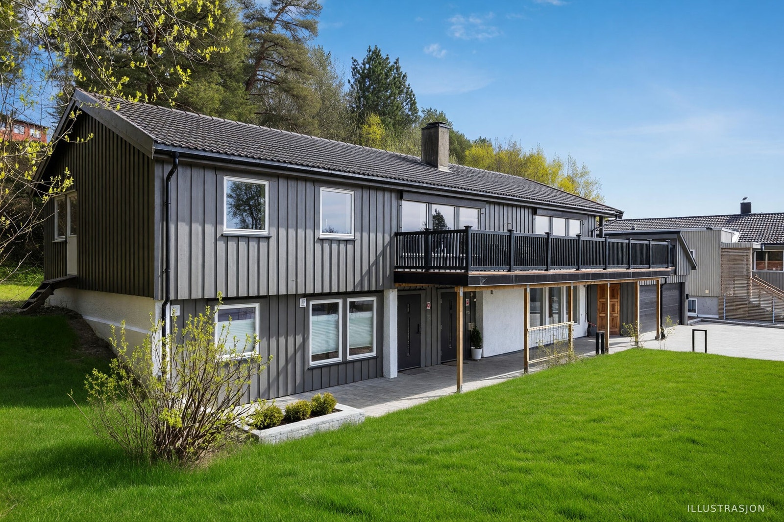 Boligen har en markant og moderne fasade med mørk kledning og velholdt tomt. (Bildet er AI-generert for å illustrere hvordan plenen vil se ut når gresset har vokst til). Galleribilde