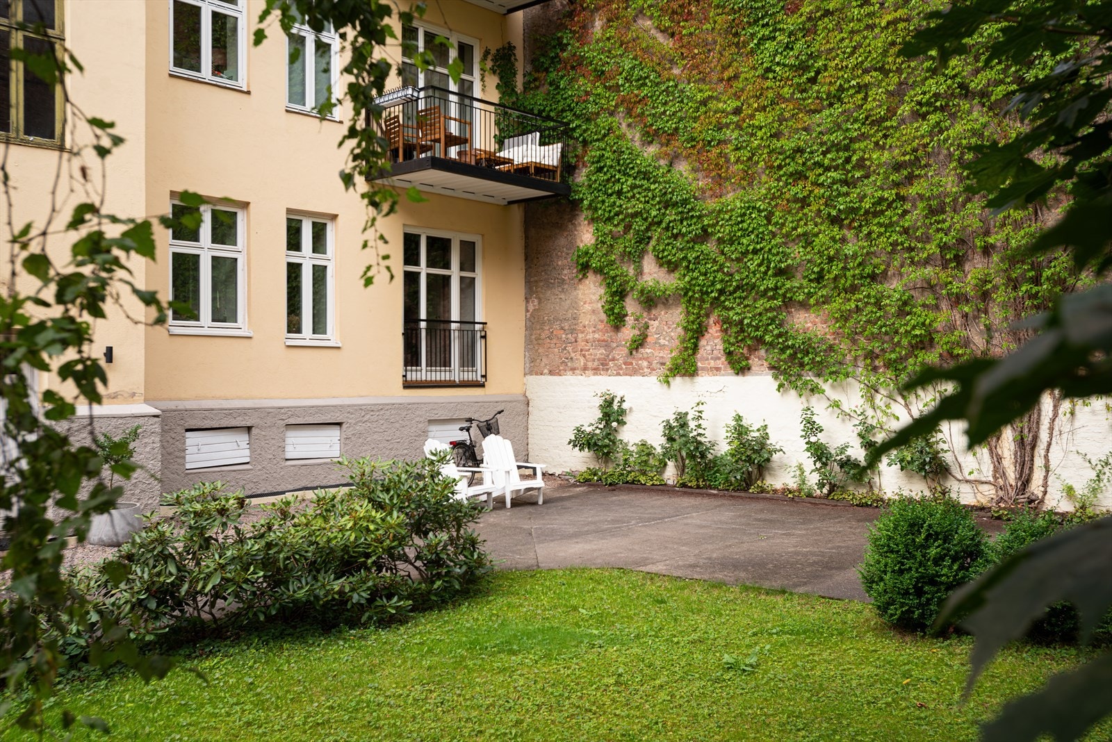 Bakgård. Galleribilde