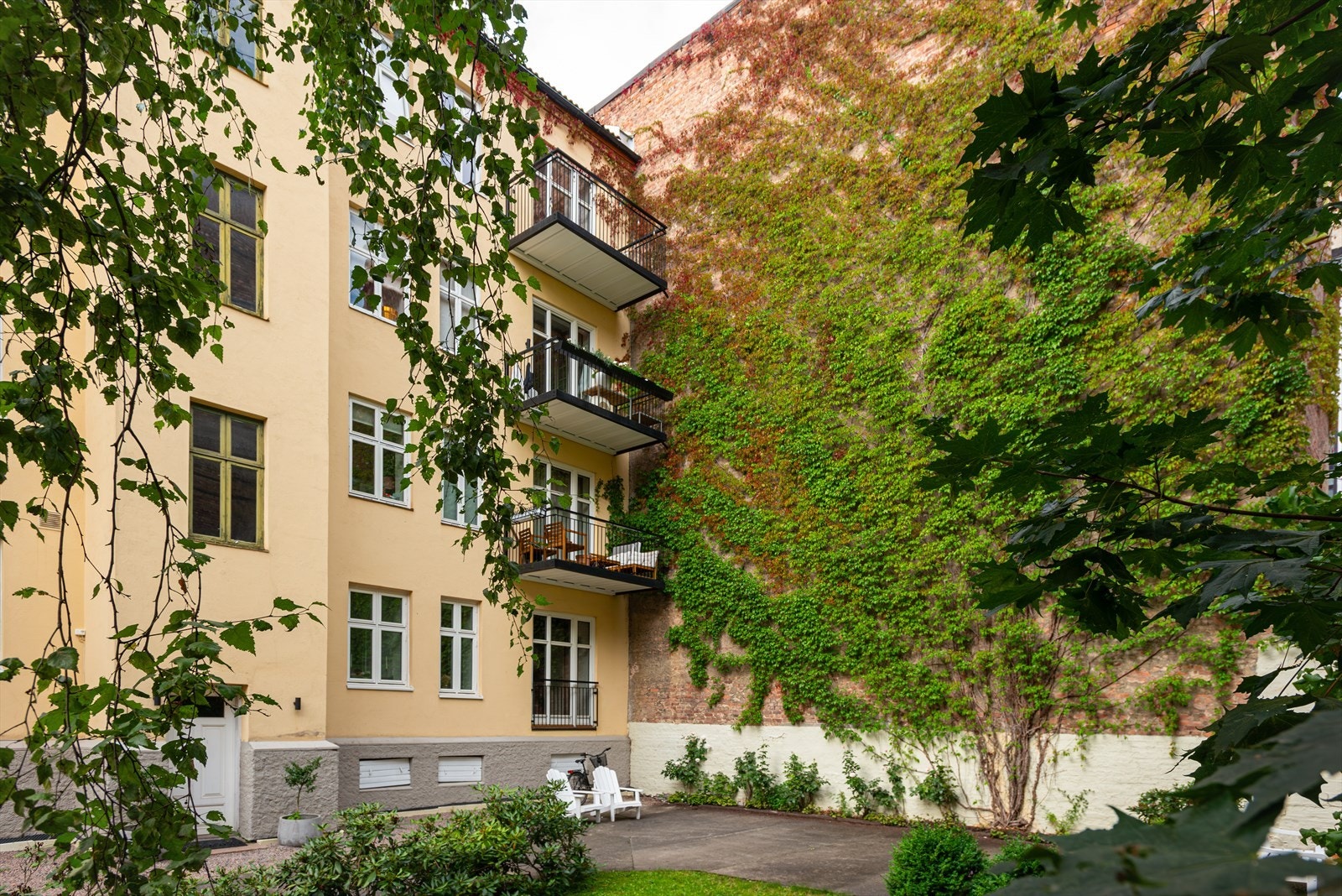 Idyllisk og fantastisk felles bakgård for sameiet. Din egen lille grønne oase midt i byen. Galleribilde