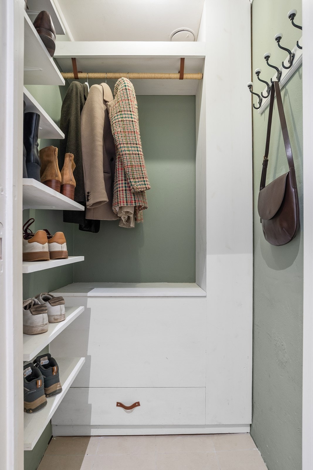 Svært praktisk garderobe i entreen. Det er også mulighet for å etablere et toalett her. Galleribilde