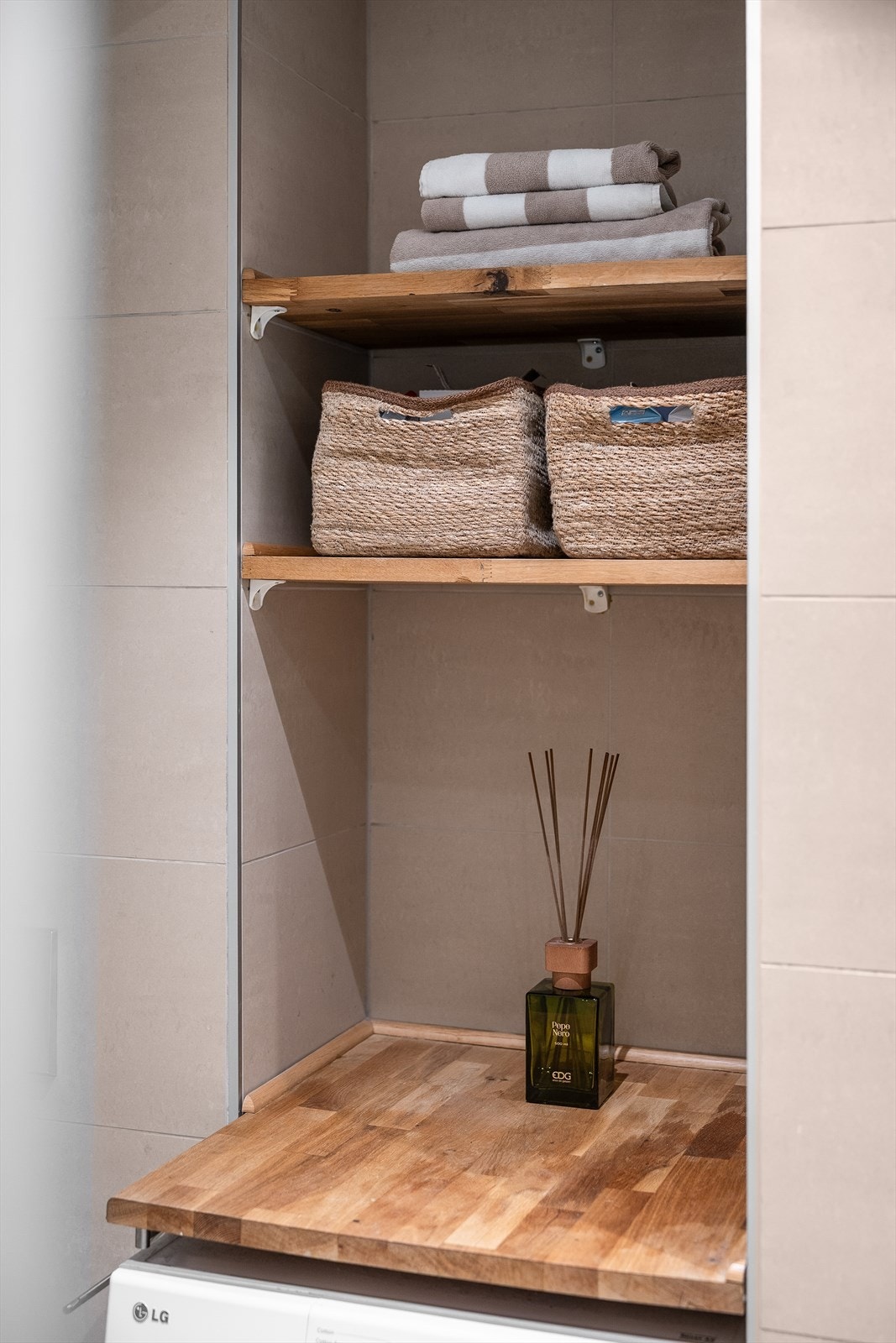 Fra badet har du enkel adkomst inn til et romslig hovedsoverom mot idyllisk bakgård. Galleribilde