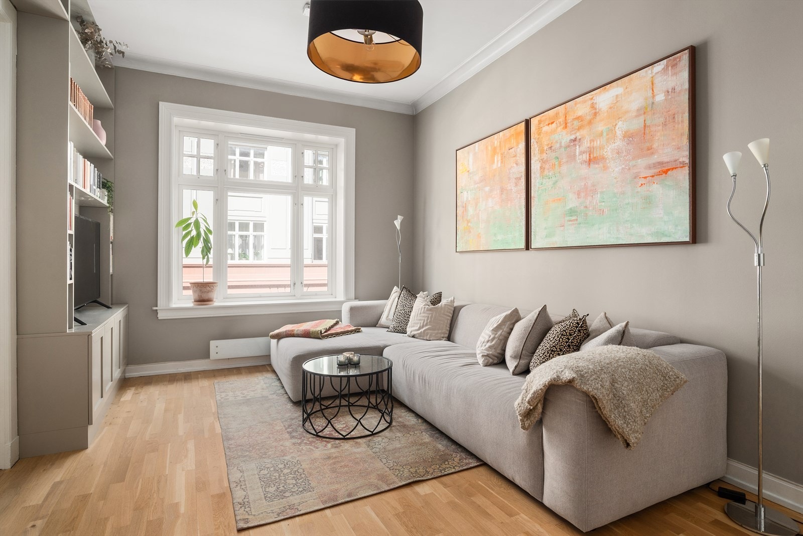 Leiligheten ligger fint til i byggets 2.etg med to solrike balkonger, store vindusflater, generøs takhøyde på 2,95m og delikat standard. Galleribilde