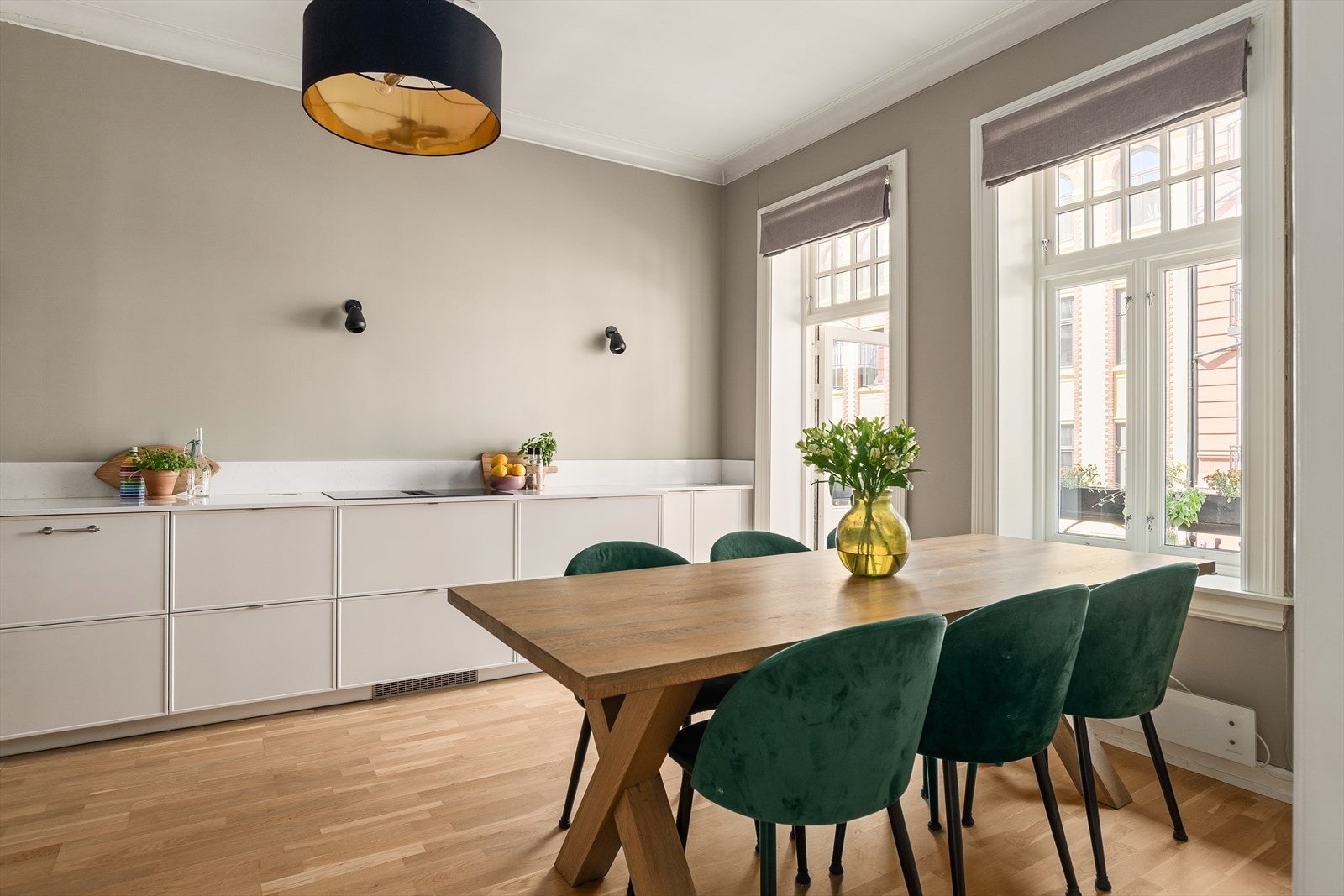 God plass til stort spisebord, perfekt for hyggelige og sosiale sammenkomster. Galleribilde