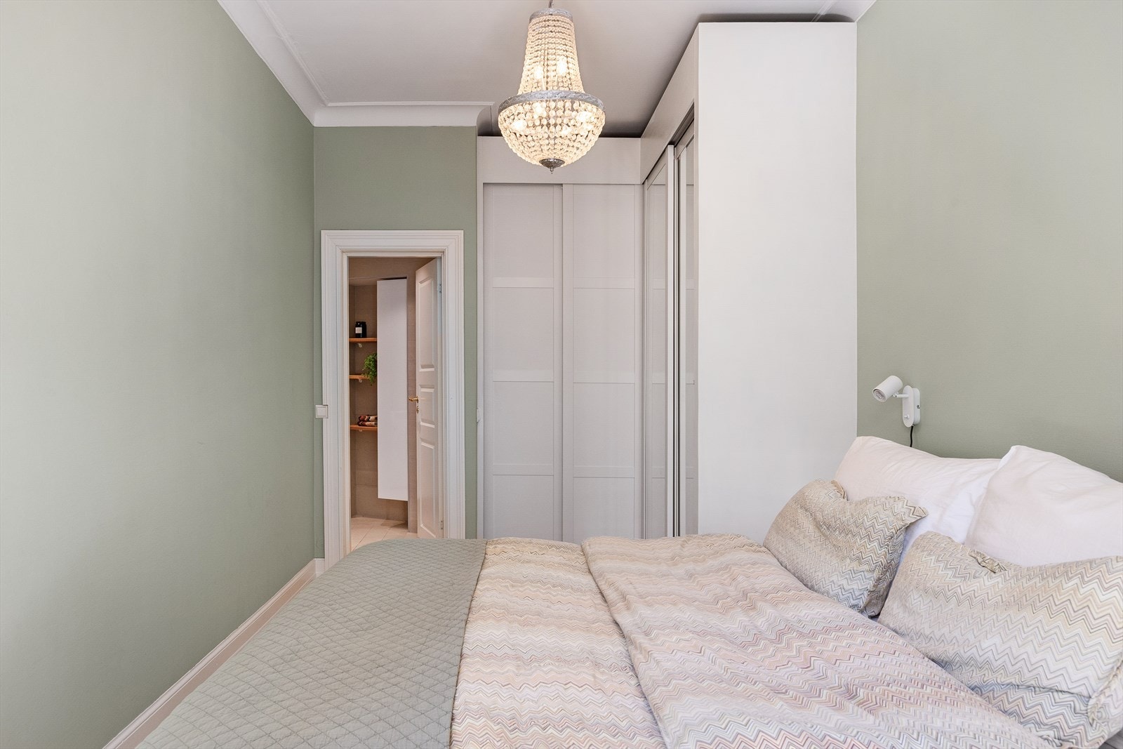 Stor skyvedørsgarderobe. Galleribilde