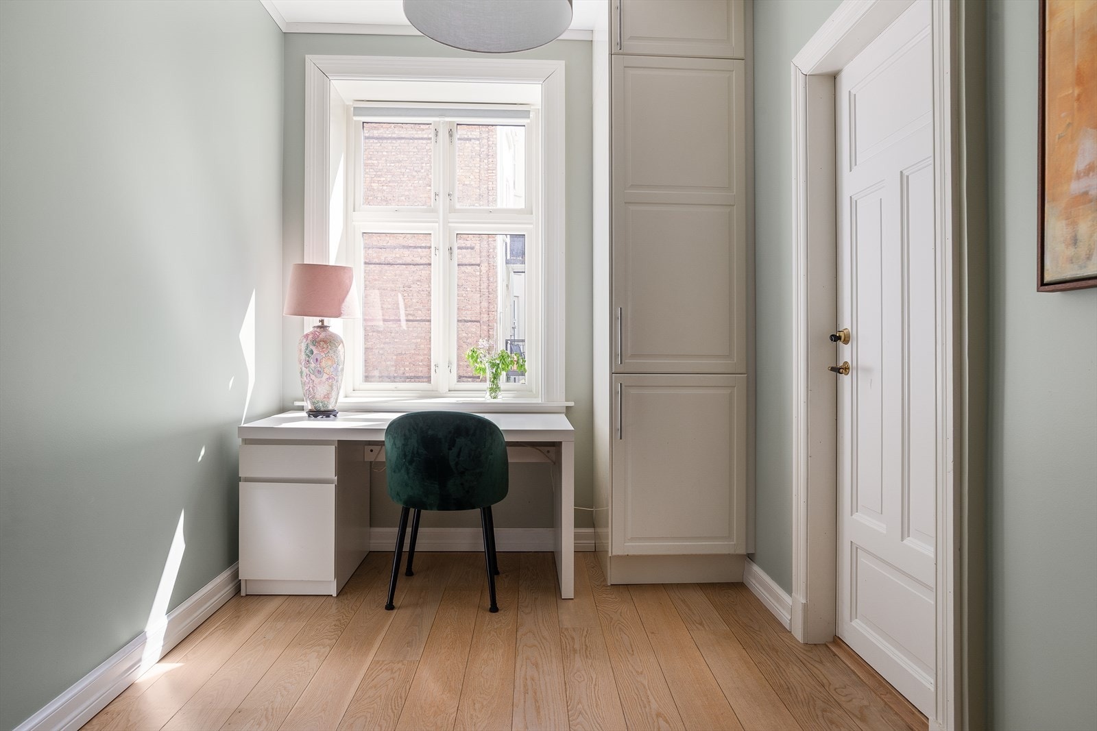 Soverom 3/kontor. Rommet er også av god størrelse og kan brukes som kontor eller soverom. Galleribilde