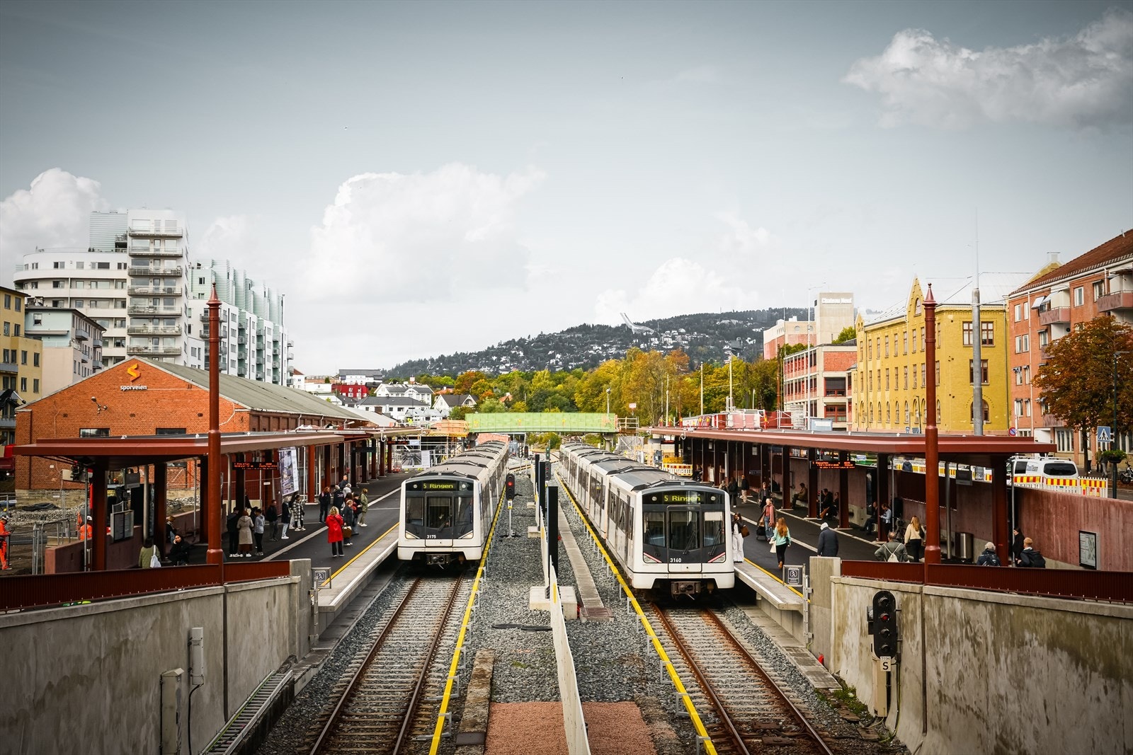 Ønsker man å la bilen stå har man Majorstuen stasjon som et knutepunkt for byens kollektivtilbud rett ved. Flybussen går også fra Majorstukrysset. Galleribilde
