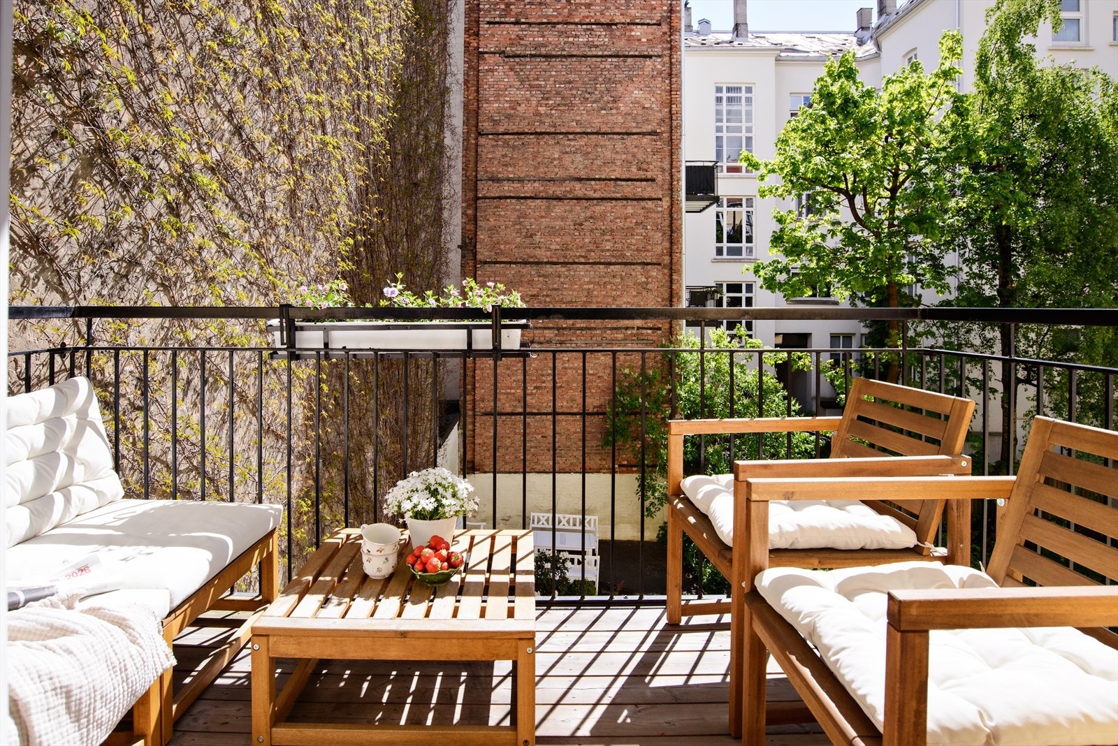 Her har du god plass til sittegruppe og grill. Galleribilde