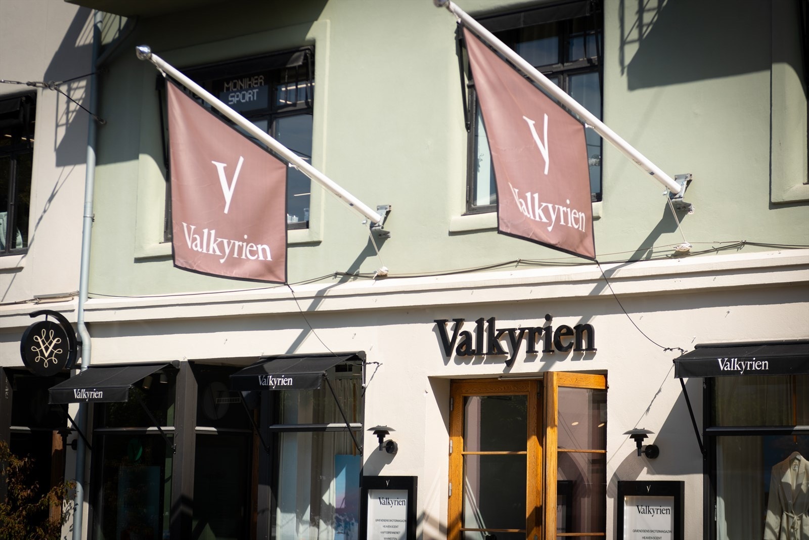 Kort gange til Bogstadveien hvor man blant annet finner Valkyrien-senteret og et meget stort utvalg av butikker og servicetilbud. Galleribilde