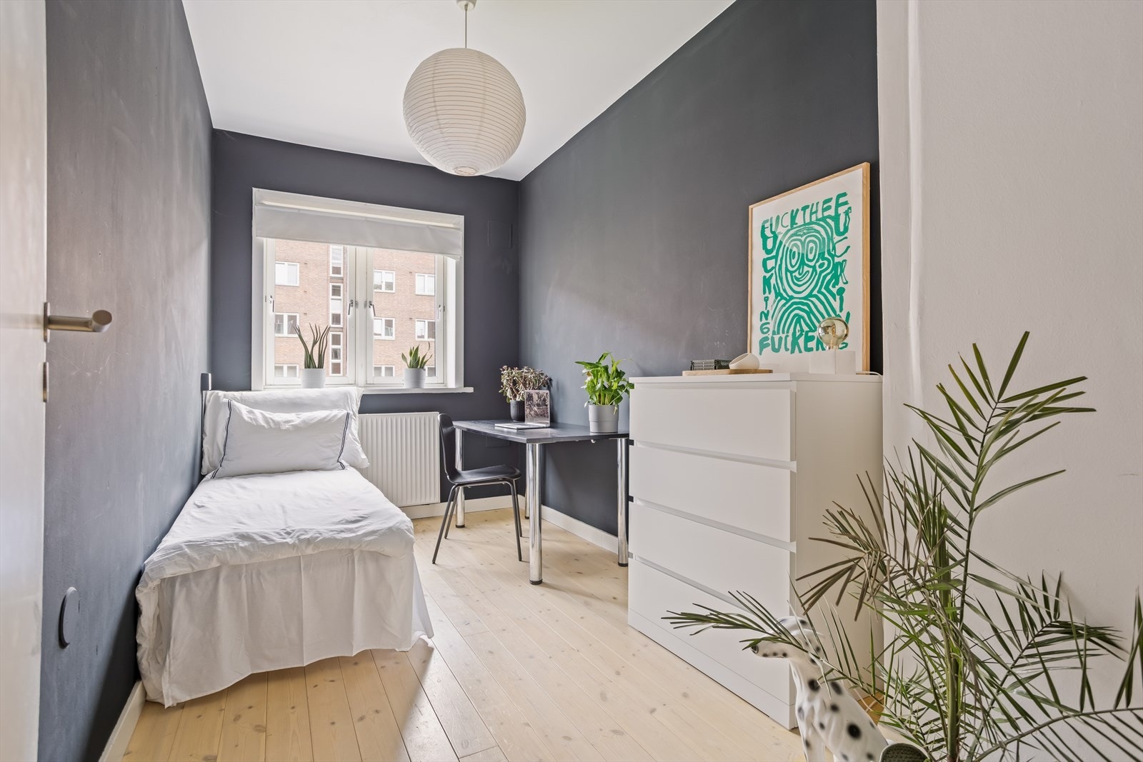 Det andre soverommet har også en svært god størrelse og byr på fleksible bruksmuligheter. Galleribilde