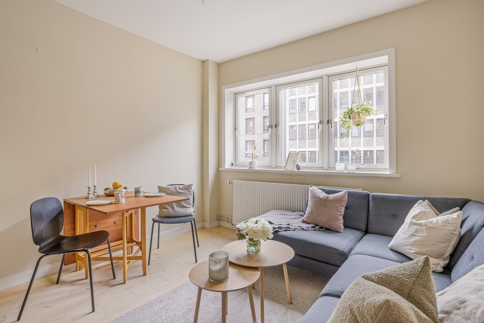 Stuen fremstår som lys og luftig, og danner hjemmets naturlige samlingspunkt. Galleribilde