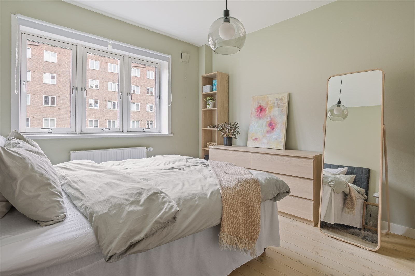 De store vinduene slipper inn rikelig med naturlig lys og skaper en behagelig atmosfære. Galleribilde