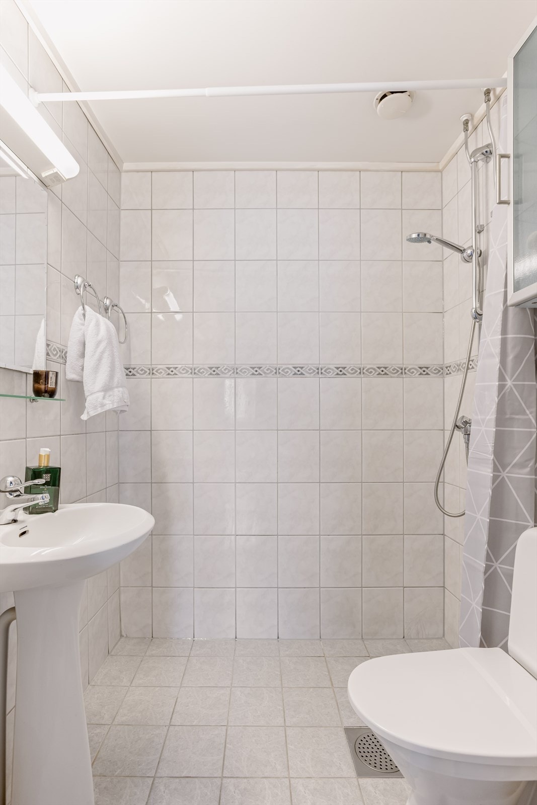 Badet ble totalmodernisert av borettslaget i 2000/2001 med fliser på gulv og vegger, og praktisk dusjsone. Galleribilde