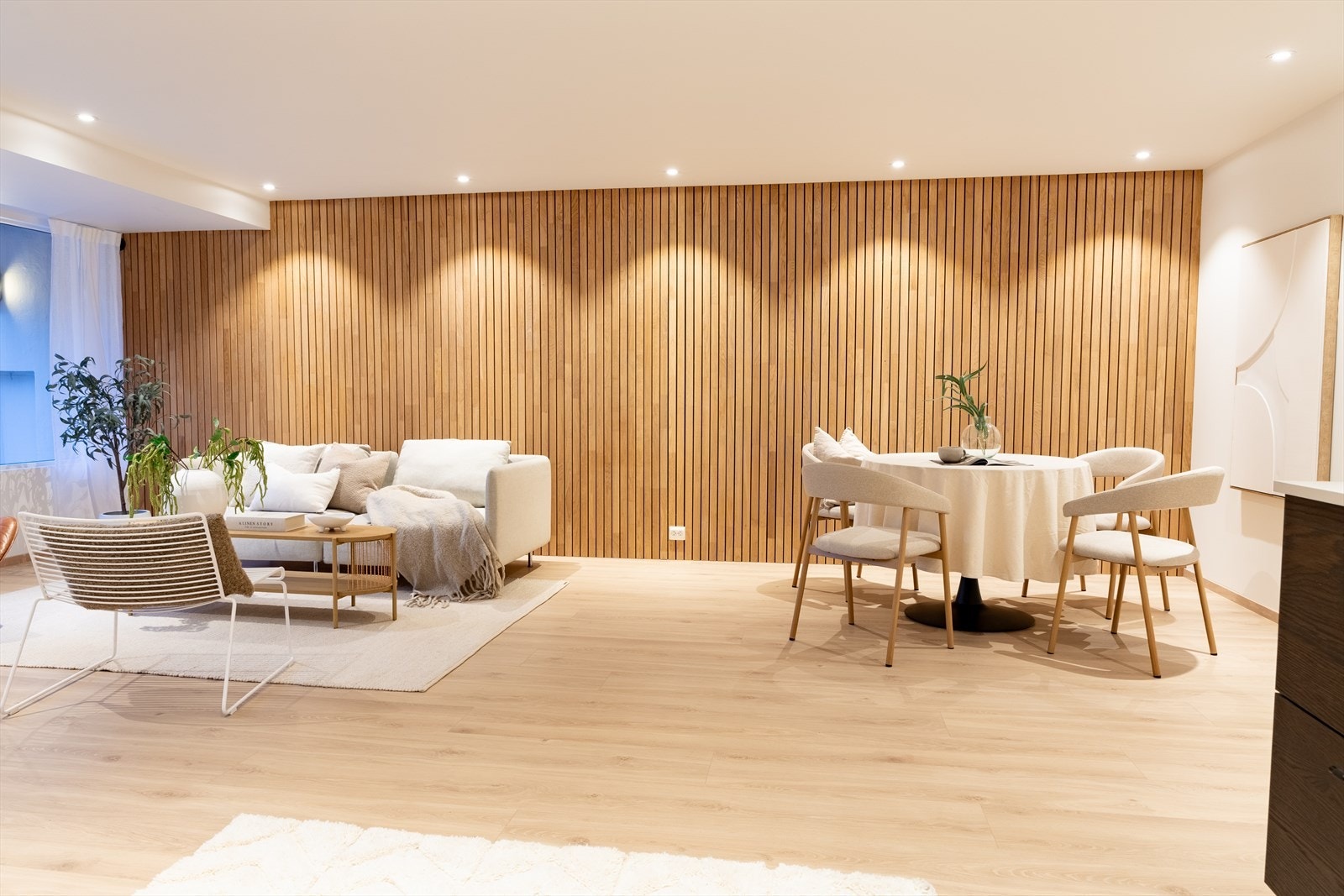 Stuen har god plass til både sofahjørne og spisestue Galleribilde