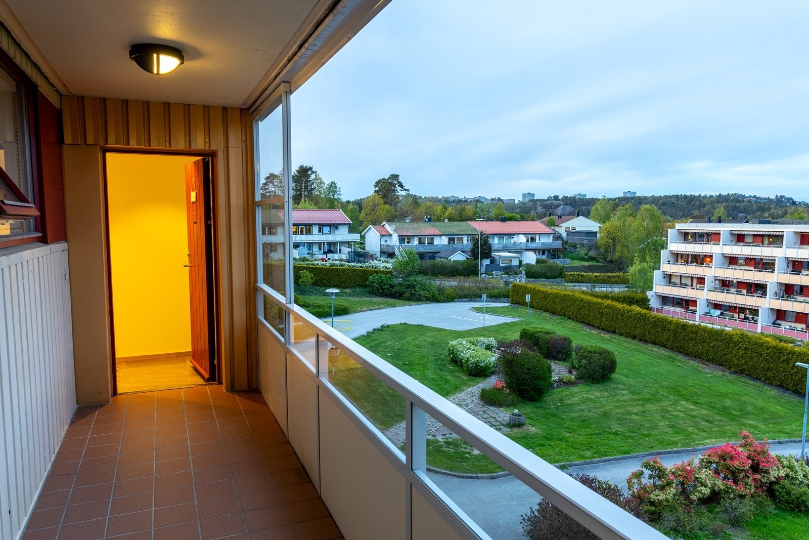 Leiligheten har inngang fra egen svalgang. På denne siden er det morgensol Galleribilde