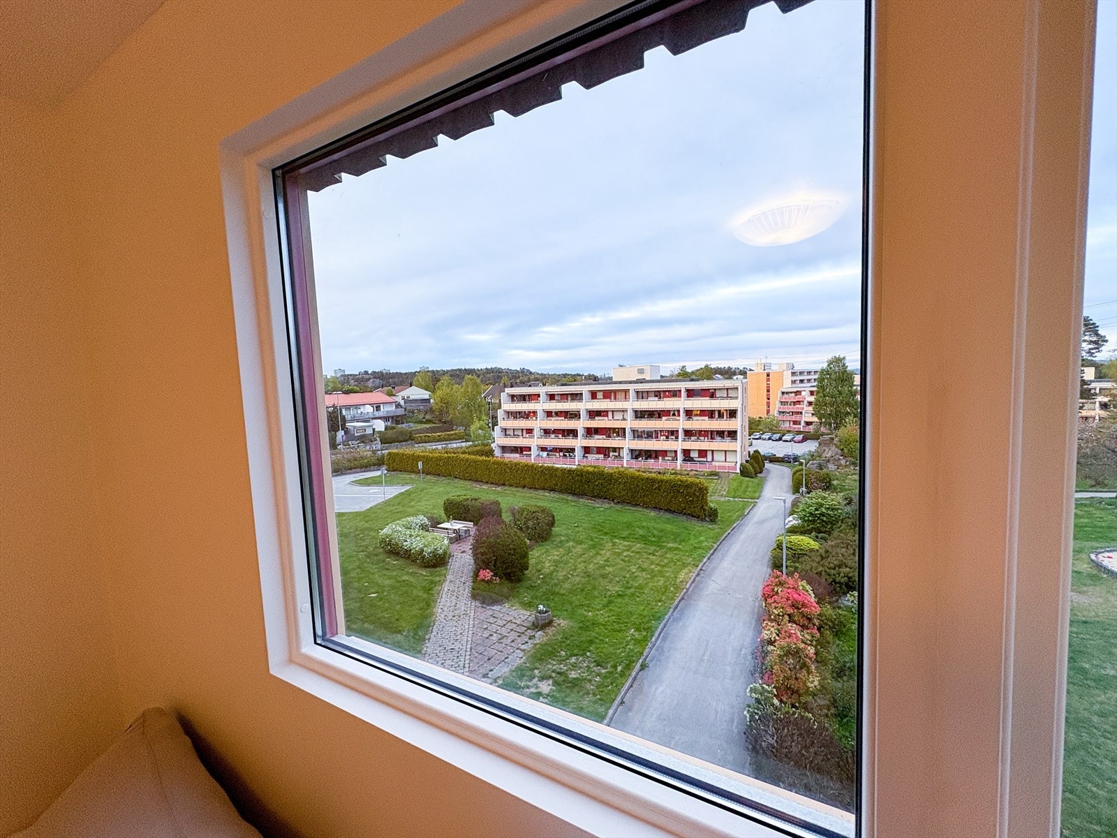 2 av soverommene vender ut mot borettslagets flotte fellestomt Galleribilde