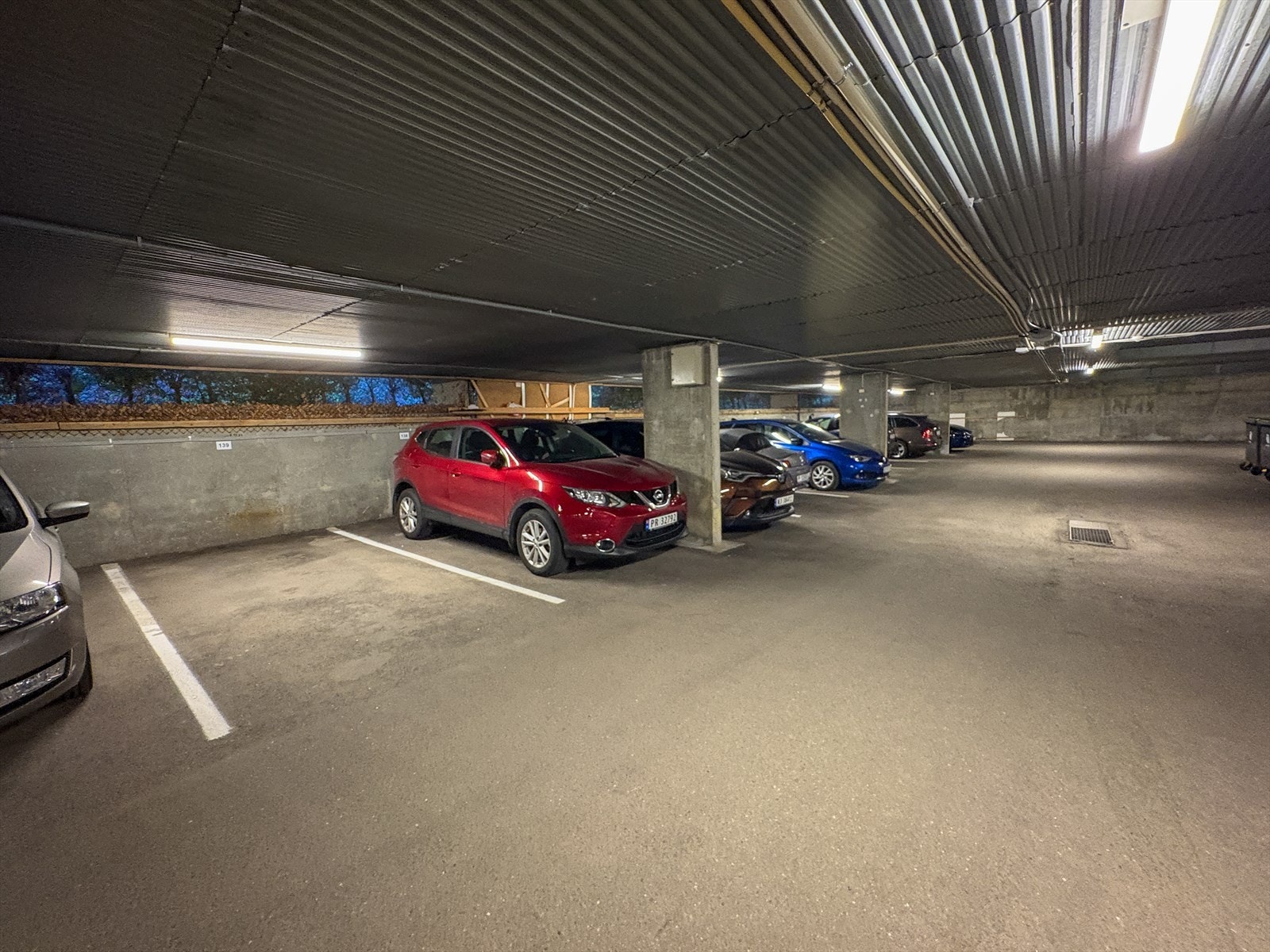 Med leiligheten følger det med p-plass i lukket garasjekjeller Galleribilde