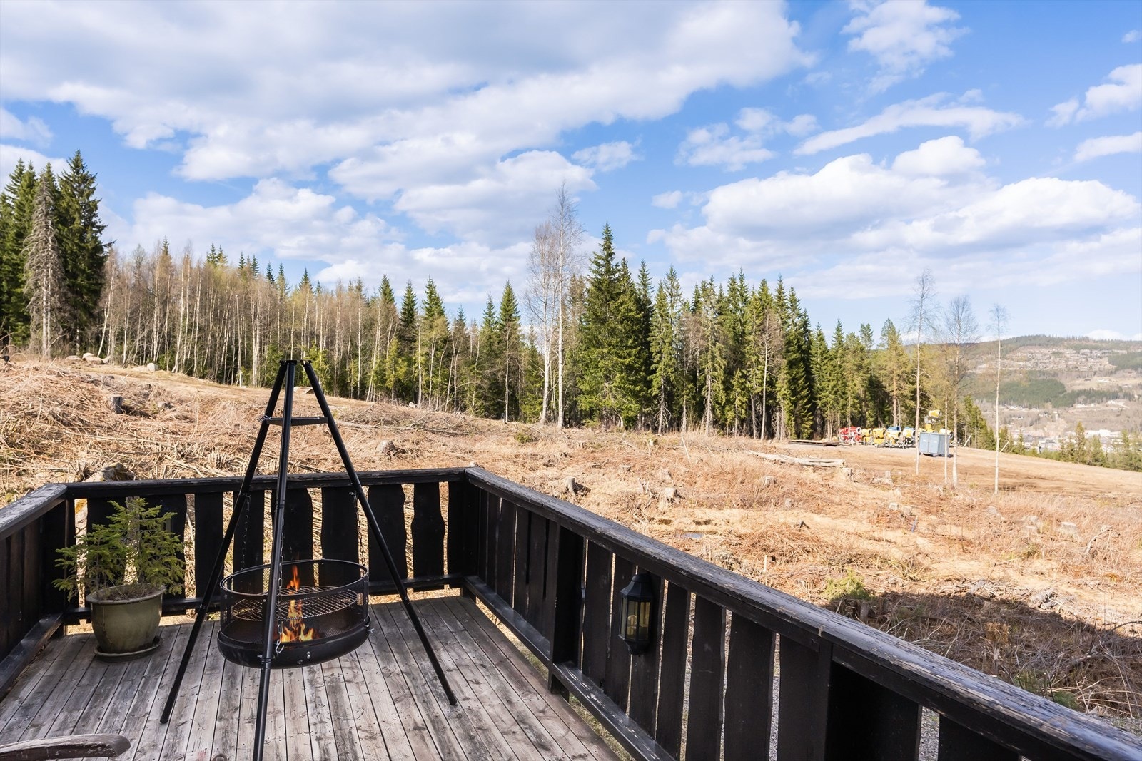 Fra uteplassen har man umiddelbar nærhet til naturen og turmuligheter. Her er det også optimale ski inn/ut forhold. Galleribilde